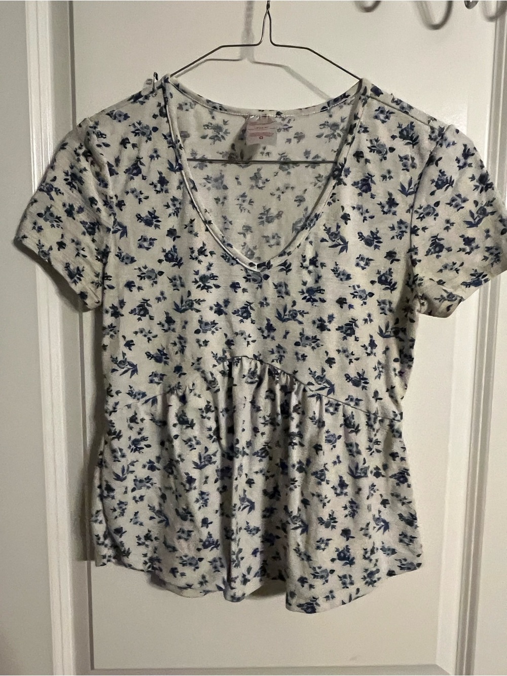 No Boundaries White Short Sleeve V-Neck Top with Blue Floral Print